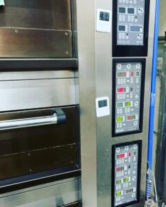 岡山県にあるパン屋さんにて製パン機械の修理を行いました。