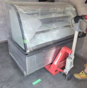 千葉県にある洋菓子店様に製菓・製パン機械、厨房機器を搬入いたしました。